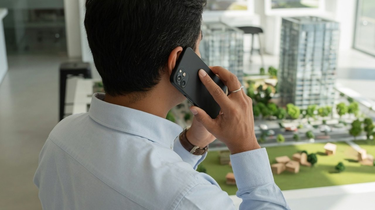 Asesor al teléfono en una sala de ventas